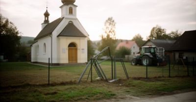 48-latek ciągnikiem uszkodził płot i najechał na stopę